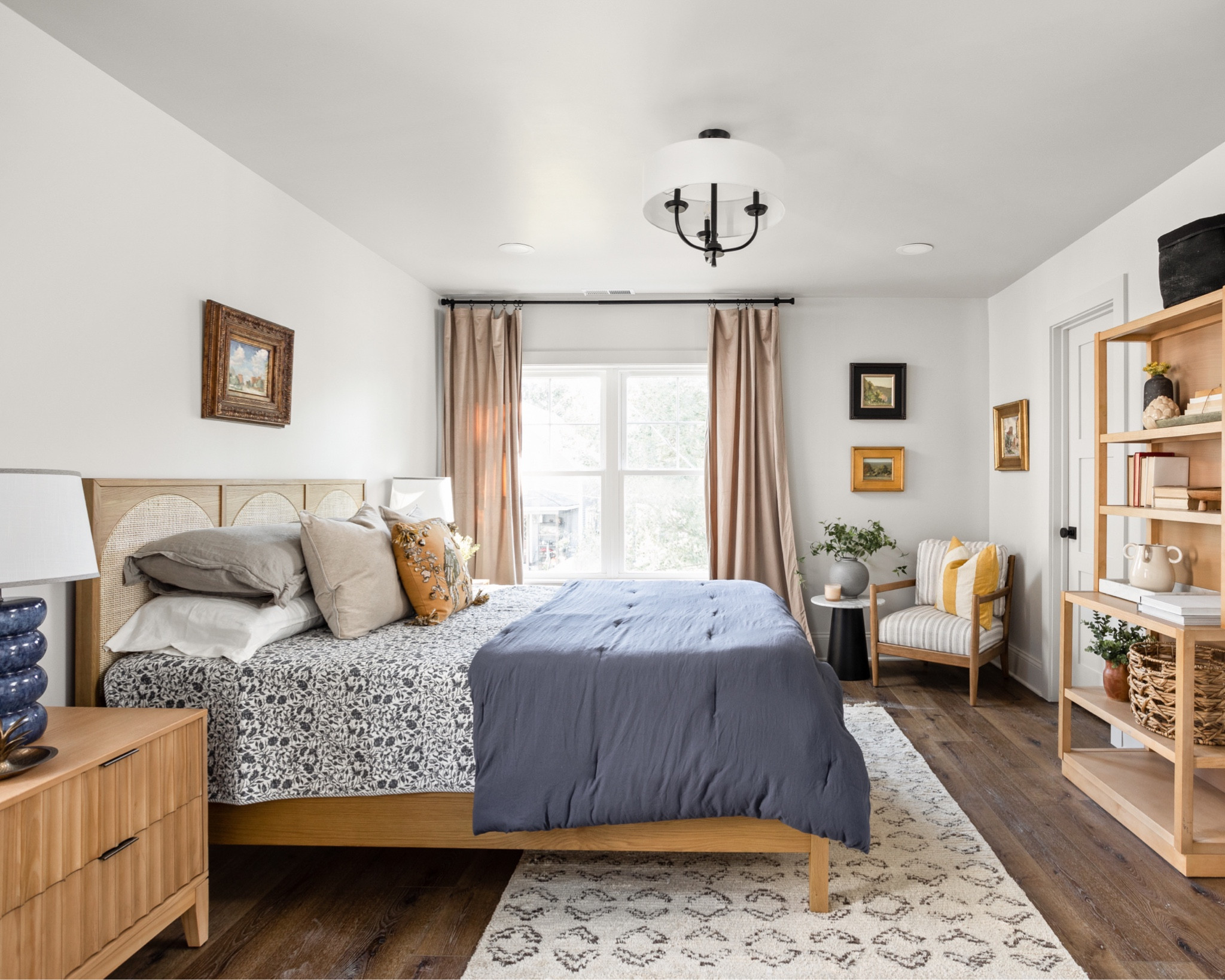 Warm and cool tones mix together in the bedroom to create a beautiful atmosphere.

#LTKhome