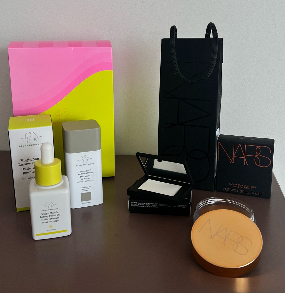 mimos de drunk e nars que chegaram para testes, o bronzer eu já usei e amei e o pó é perfeito pra bolsa de evento! 

#LTKbeauty #LTKbrasil #LTKmens