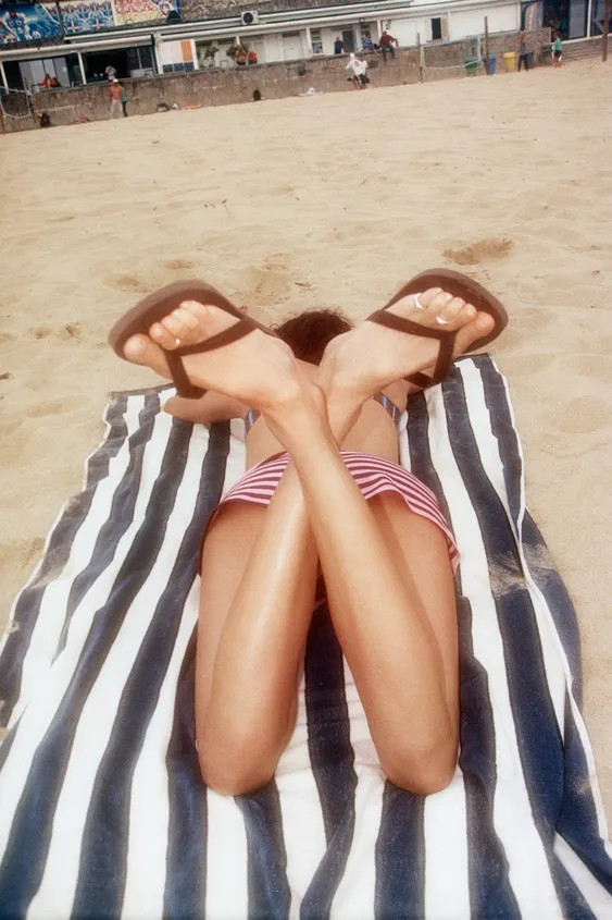 Flat sandal-style shoes. Front strap with toe divider. Embossed sole. Round toe. Sole height: 2 c... | Zara UK