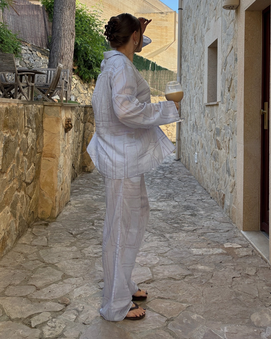 Shirt: Toteme Embroidered cotton-blend poplin shirt - size S
Pants: Toteme Embroidered cotton-blend poplin pants - size M
Shoes: Havaianas brown
Hairclip: Selor