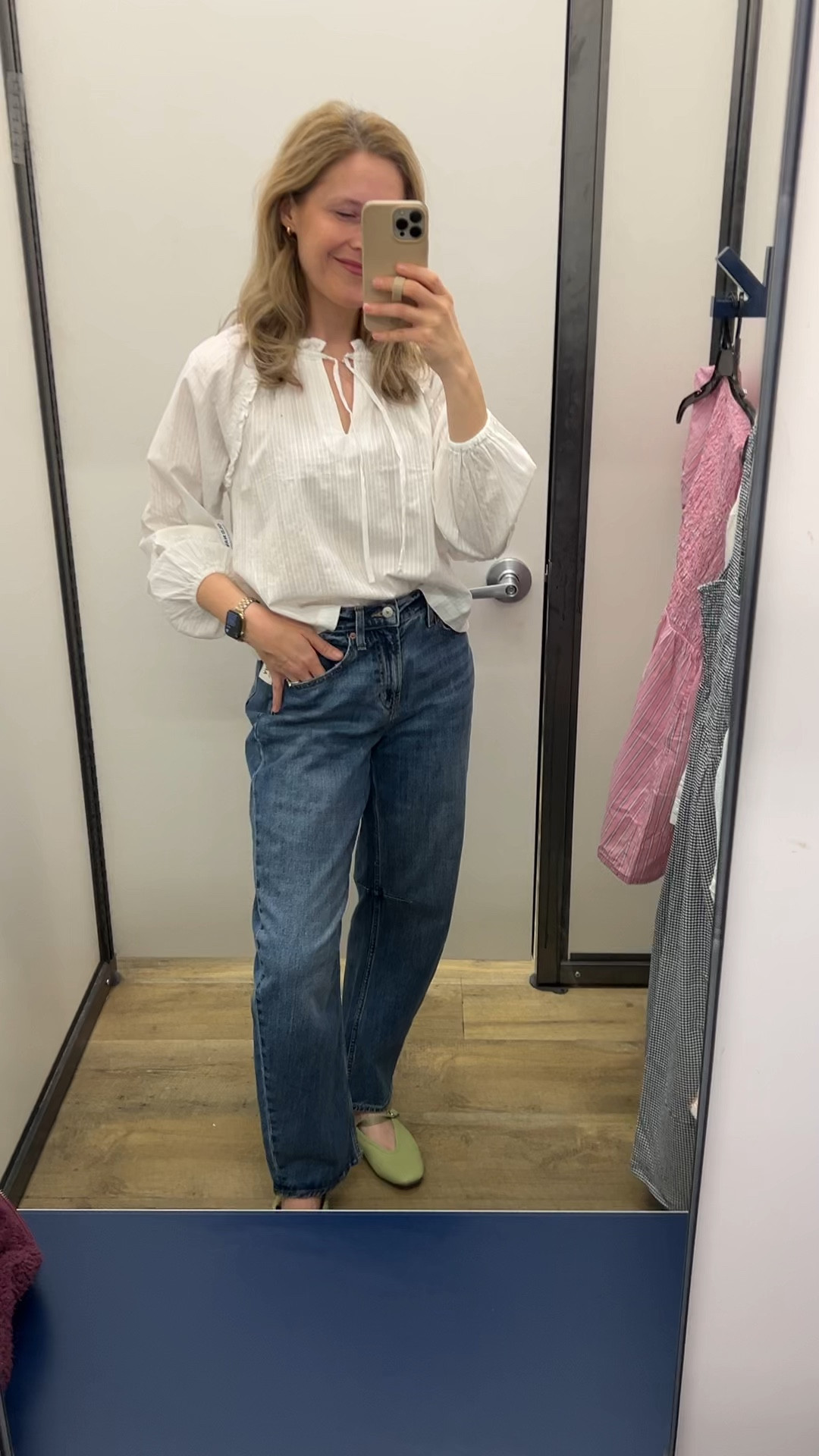 Old Navy barrel jeans are so good, I’m 5’8” and they’re nice and long. Comfy. Run big; I’m wearing my usual size 6. Go down a size for that snatched waist look. #oldnavy