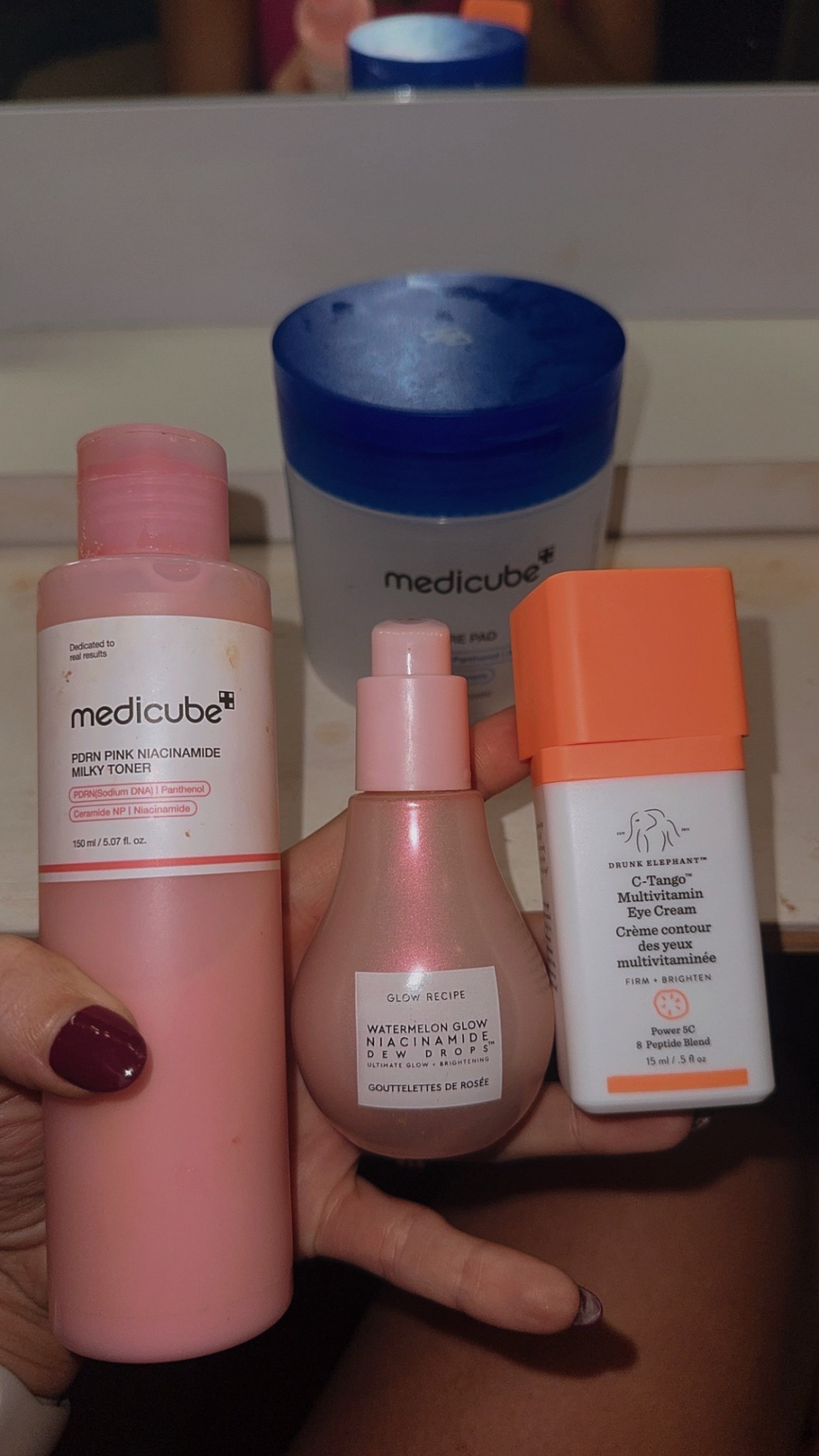 my skin’s holy trinity 💕 my AM lineup for hydration, glow + brightness 👇
💗 medicube toner (brightening + barrier care)
🍉 glow recipe dew drops (glass skin magic)
🍊 drunk elephant c-tango (bye dark circles!)