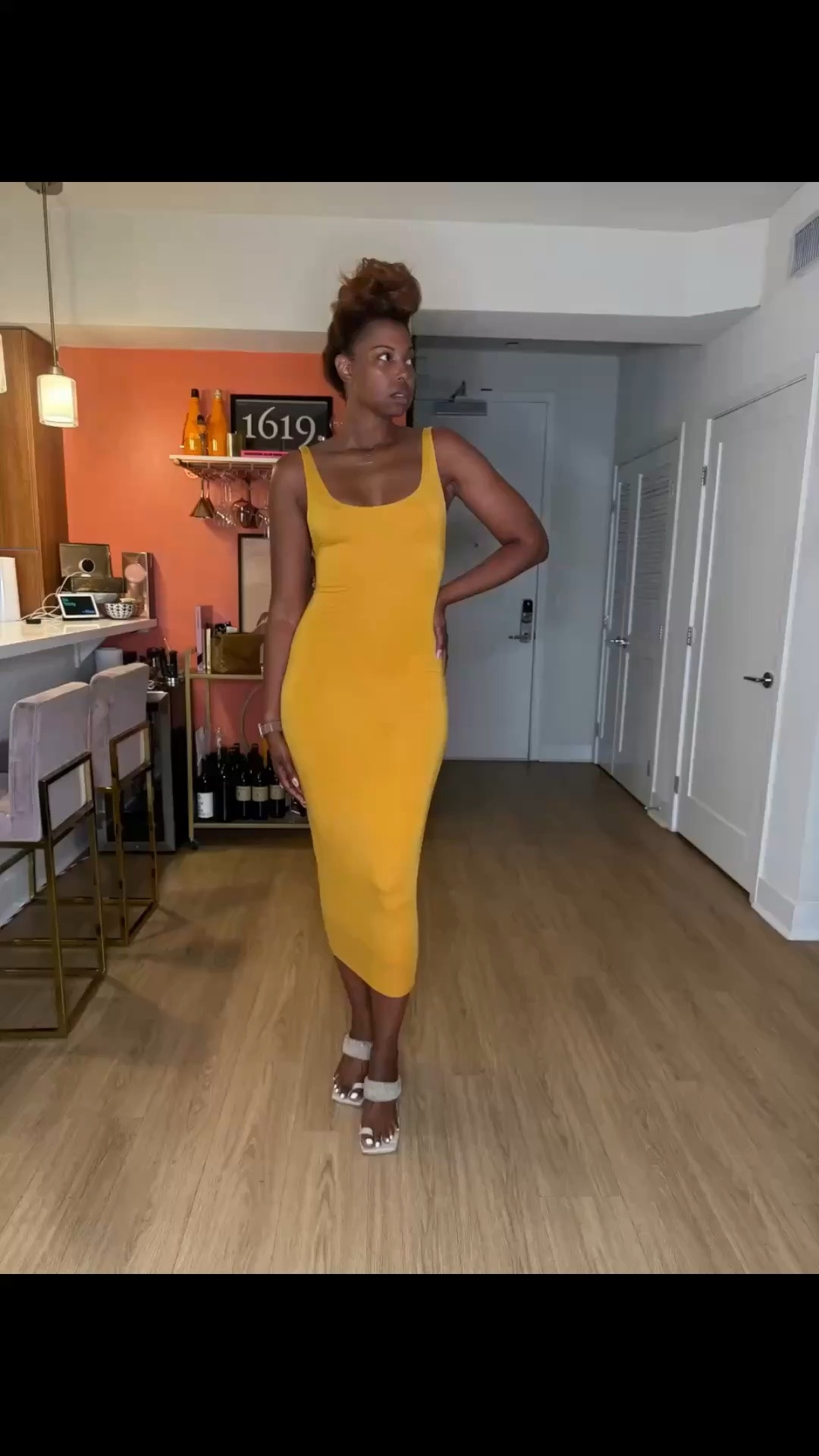 Hello Yellow! 

Since we are in May grey right now in LA, I figured I would brighten up the day with this cotton fitted dress. 

#Dresses #Summer #BodyCon ￼

#LTKootd