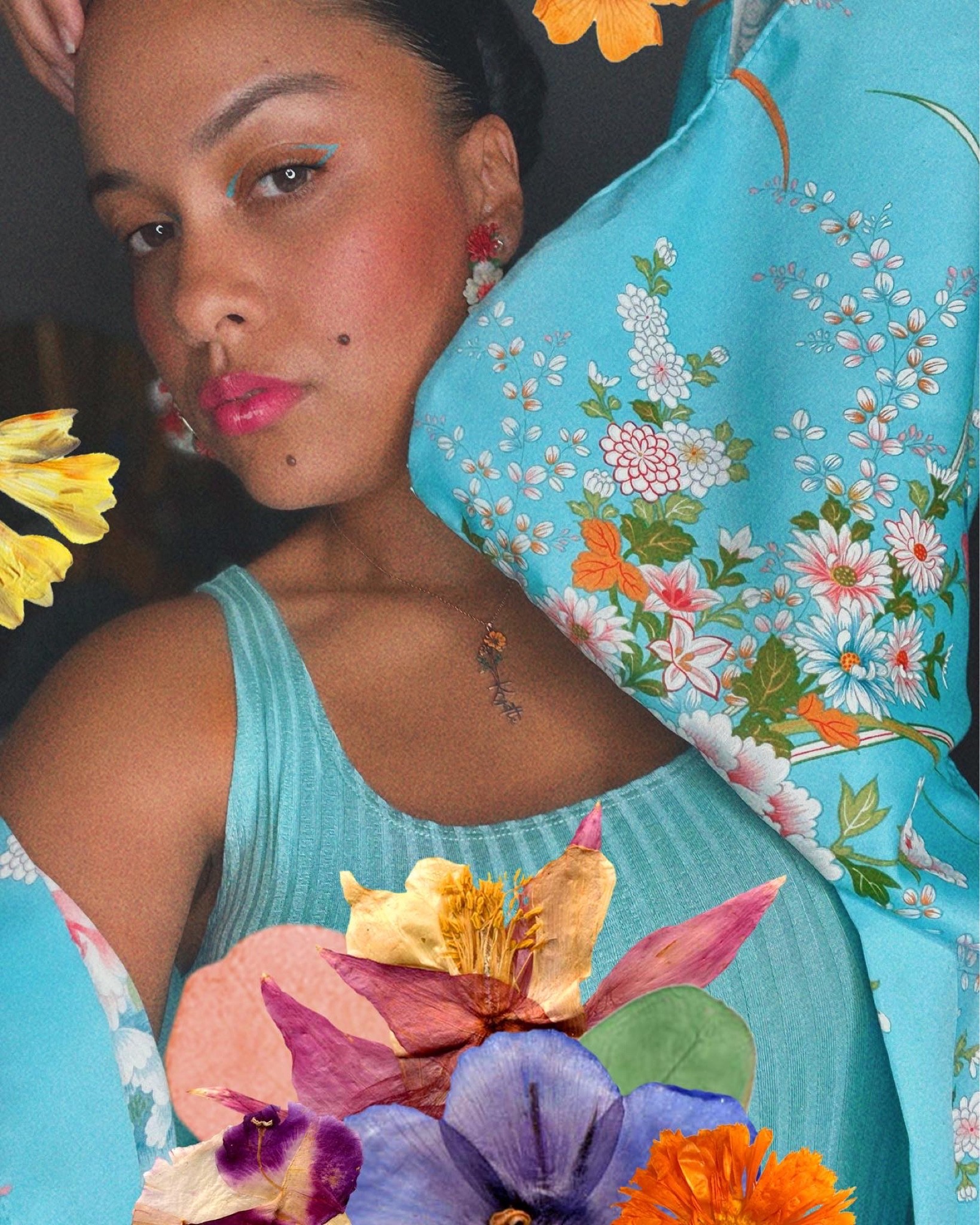 Flower nameplate necklace 