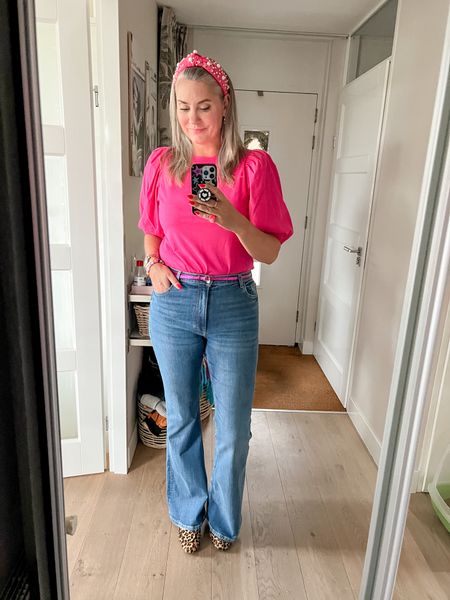 Outfits of the week

A fuchsia pink puff sleeve Silvian Heach top paired with blue flared Bershka jeans and leopard loafers. 



#LTKeurope #LTKcurves #LTKworkwear