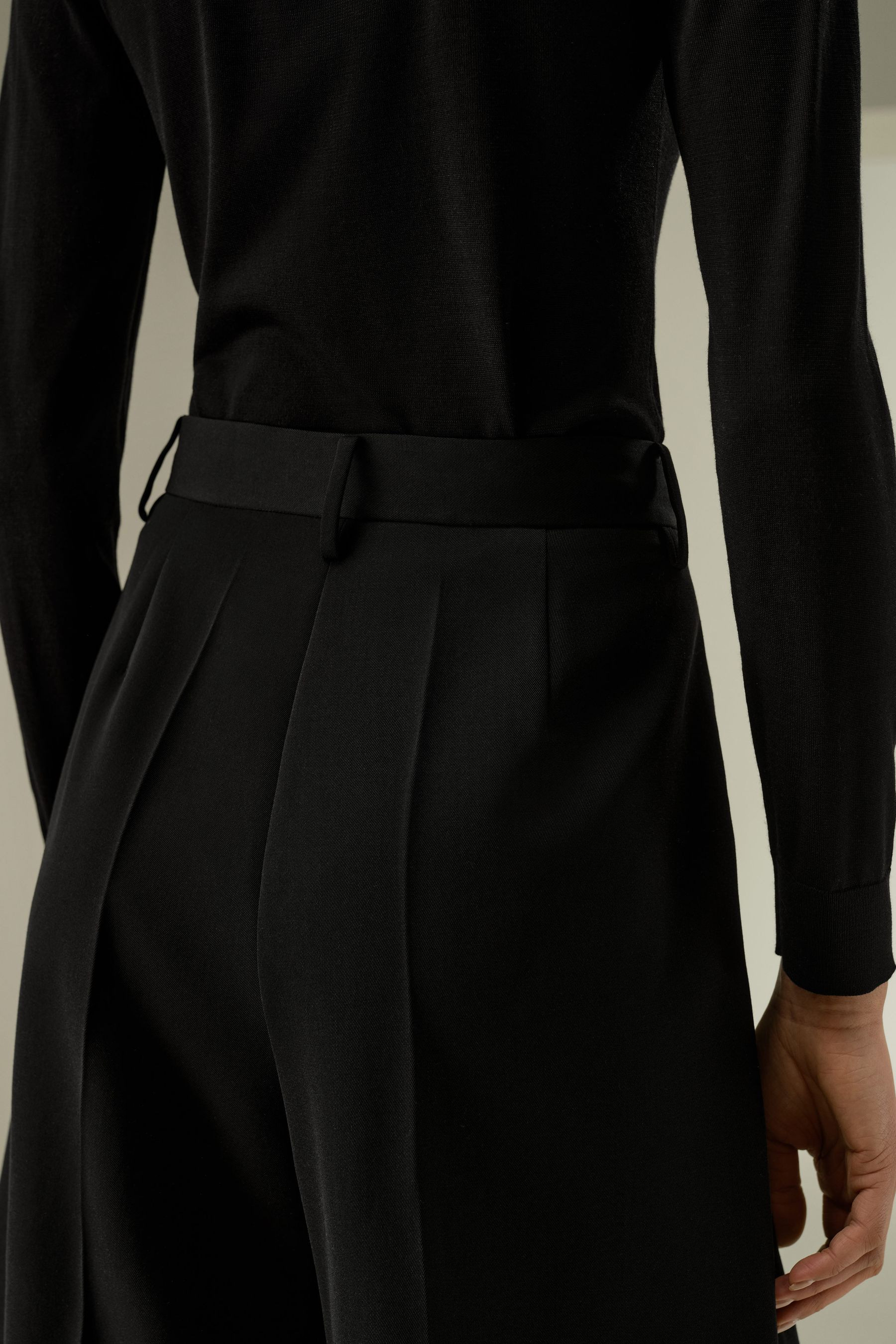 Tailored Knee-Length Wool Shorts | LilySilk