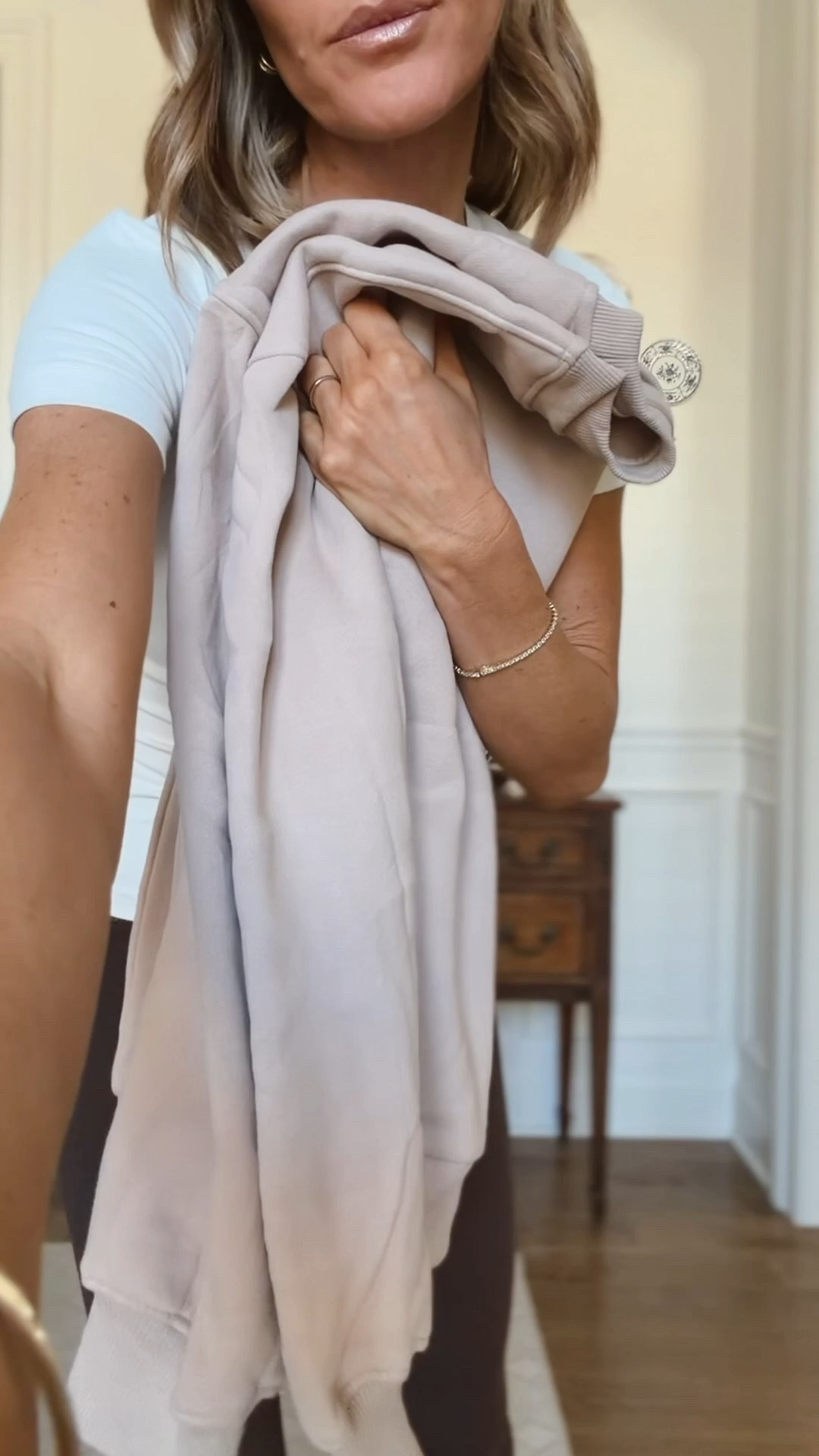 Small in tee
Small in sweatshirt 
Small in leggings 