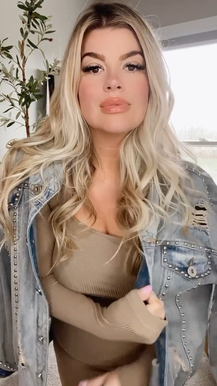 Bodysuits are back! I found the BEST so far- it’s the long sleeve black- you NEED this! Including my new favs: bodycon dress and shapewear! 

#bodysuit #bodycon #shapewear #midsize #midsizefashion 