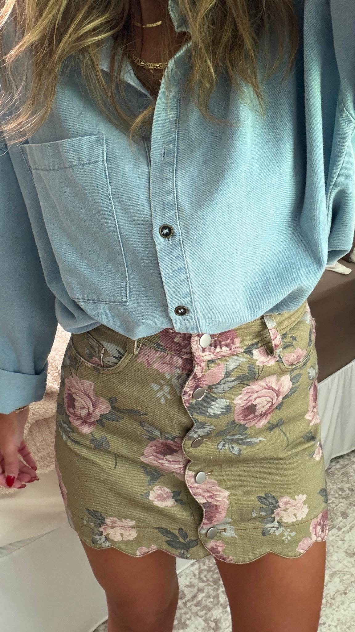 40% off with LEANN40 if expired use code LEANN35 ✨ my floral skirt restocked + is on pre-order!! this muted green floral skirt is SO pretty with the scalloped hem! size M denim top (i sized up), size S lace top + skirt. fall outfit, date night, girls night outfit, vici @VICI

#LTKootd