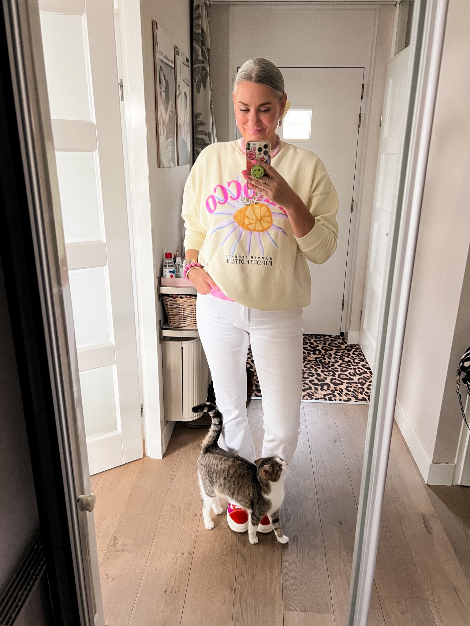 OOTD - Dinsdag. Witte flared jeans (model Flora van Norah, maat 40/36”), lichtgeel sweatshirt is een oudje van Shoeby, daaronder een roze satijnen hemdje, roze met oranje Vans (heel oud) lila glaskralen ketting en lila vissen oorbellen. Oversized gele scrunchie. 

🐈 is niet te koop 😊



#LTKOver40 #LTKootd #LTKTall