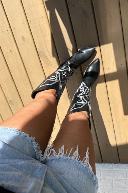 Cowboy boots and denim shorts from Amazon!! 

Summer outfit 
Country concert outfit 
Summer style 
Jean shorts 
Cowboy boots

#LTKStyleTip #LTKFindsUnder100 #LTKShoeCrush