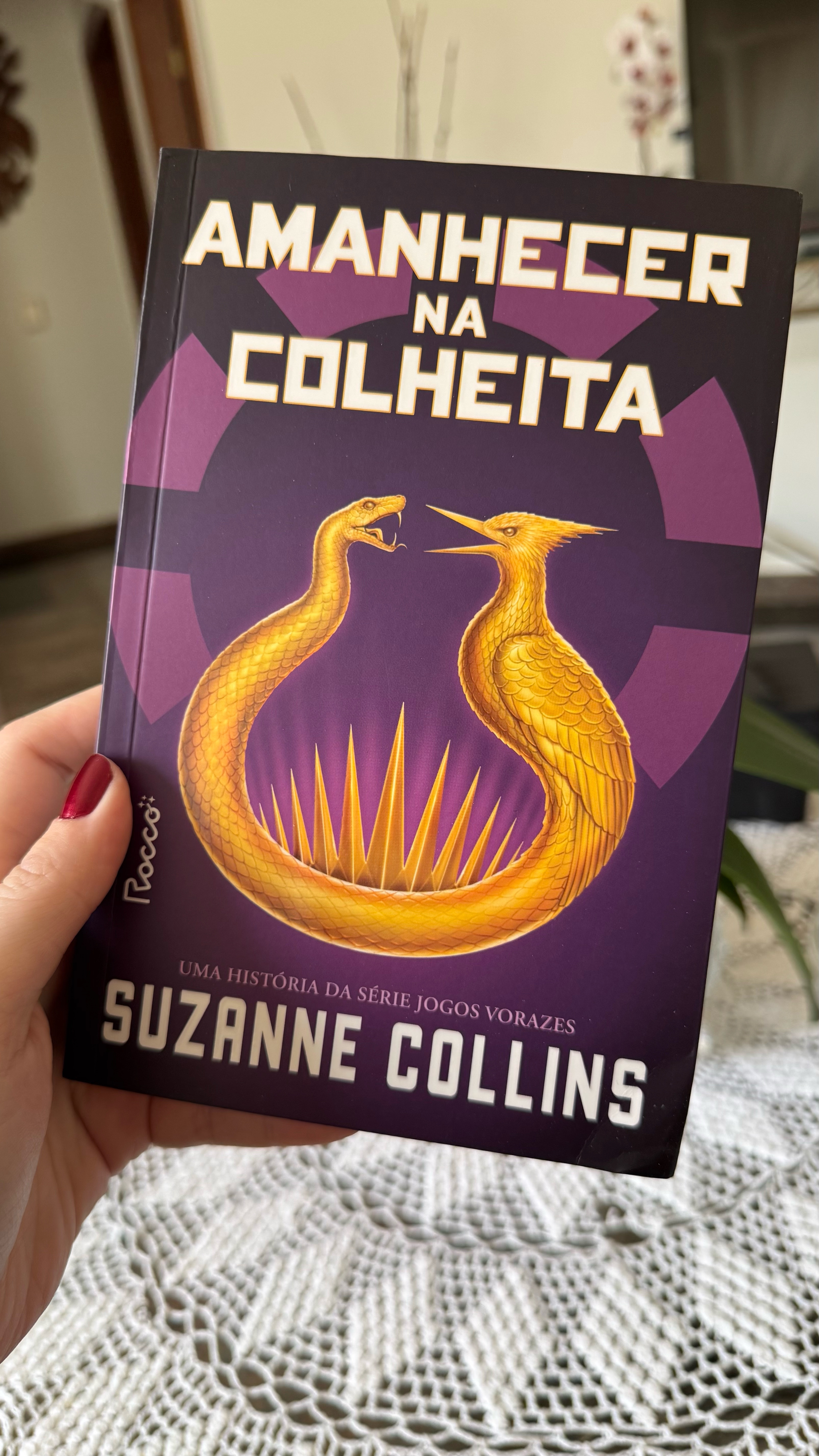 Eu sou fã do universo jogos vorazes e já li todos os livros anteriores e assisti todos os filmes. Estava ansiosa para conhecer mais o mentor Haymitch! Mais uma leitura intrigante da saga! 

#LTKbeleza #LTKfamilia #LTKbrasil