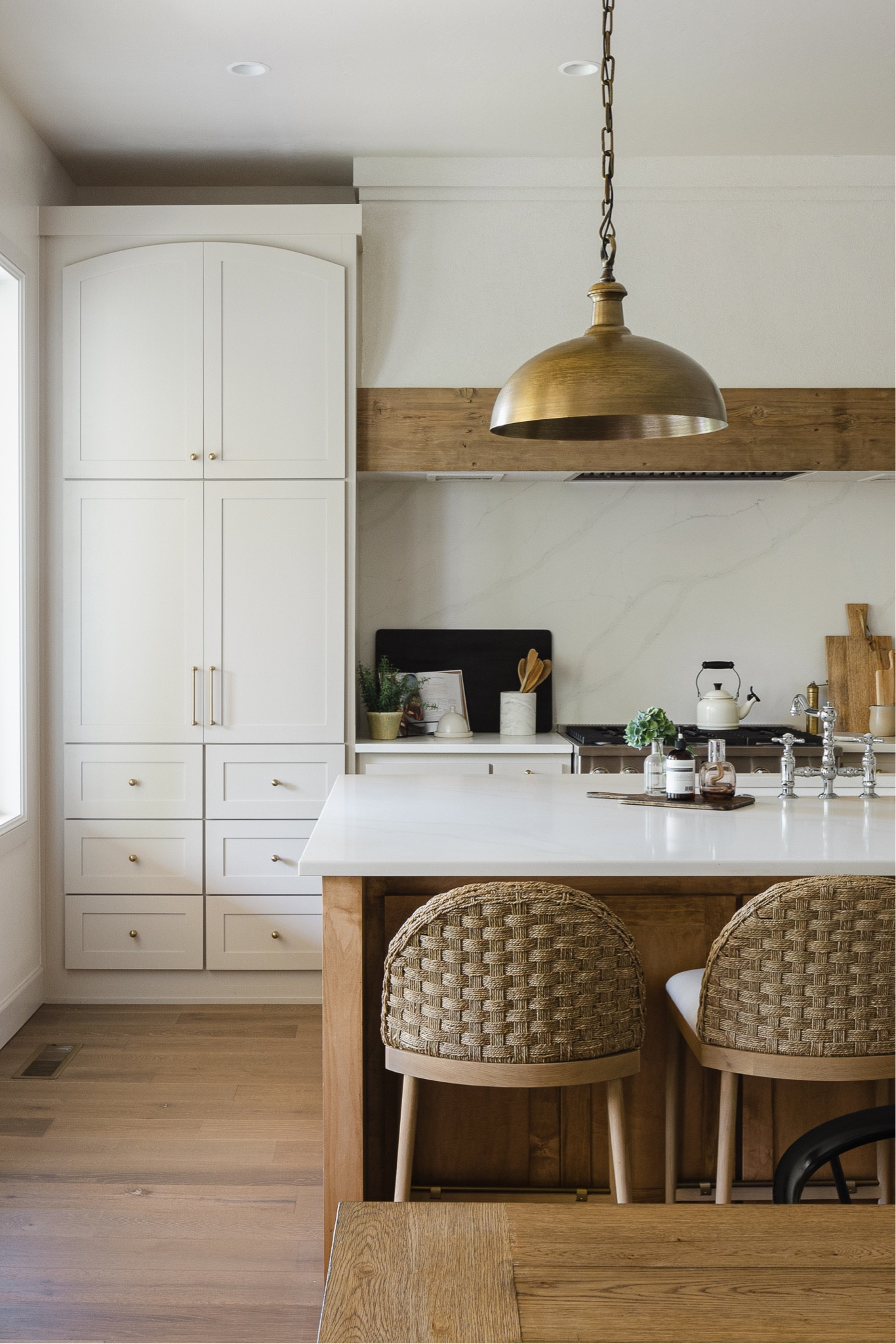 Shop this gorgeous kitchen!😍 
Designer: @micahabbanantodesigns
#timelesswithanedge
#micahandco