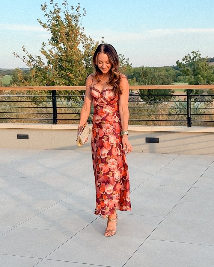 This dress is absolutely stunning! It runs true to size and it has adjustable straps. Reference 1 inch inches tall 107 I’ll be wearing a size of extra small. I’m also with 32D. ￼

#LTKCon #LTKOver40 #LTKPetite