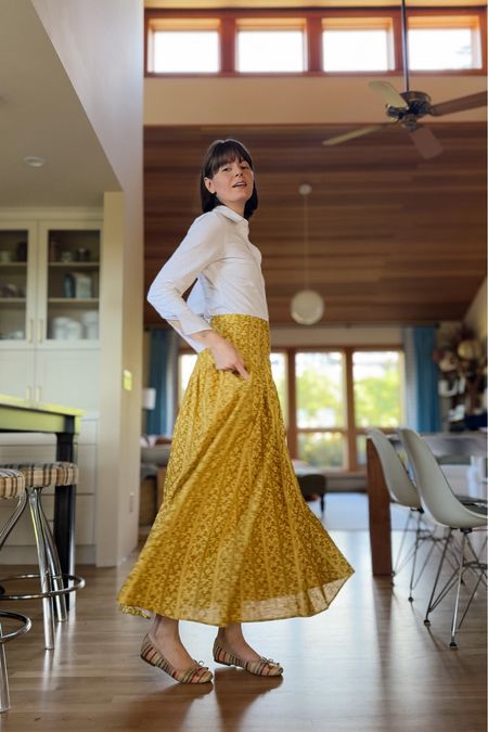 Parterre skirt
Corporate outfit
Raffia flats
Summer work wear
Linen skirt