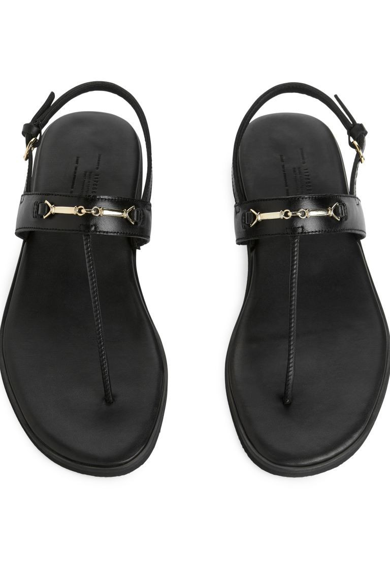 Zehensteg-Sandalen aus Leder | H&M (DE, AT, CH, NL, FI)
