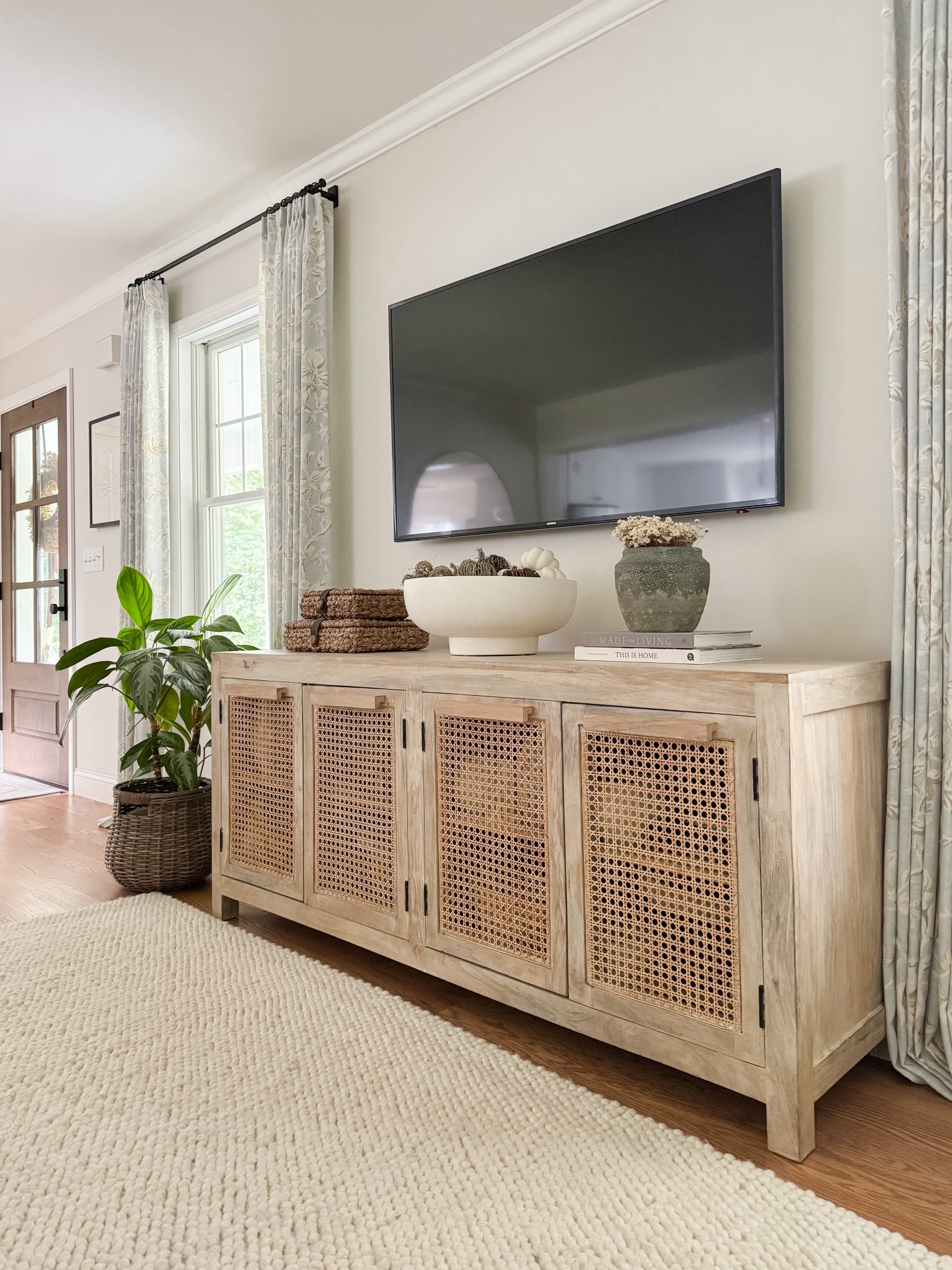 Coastal Living room 

Amazon jute rug  coastal home  home decor  coastal home finds  gallery wall  living room  living room Inspo  sherricalnanhome 

#LTKHome #LTKSaleAlert #LTKStyleTip