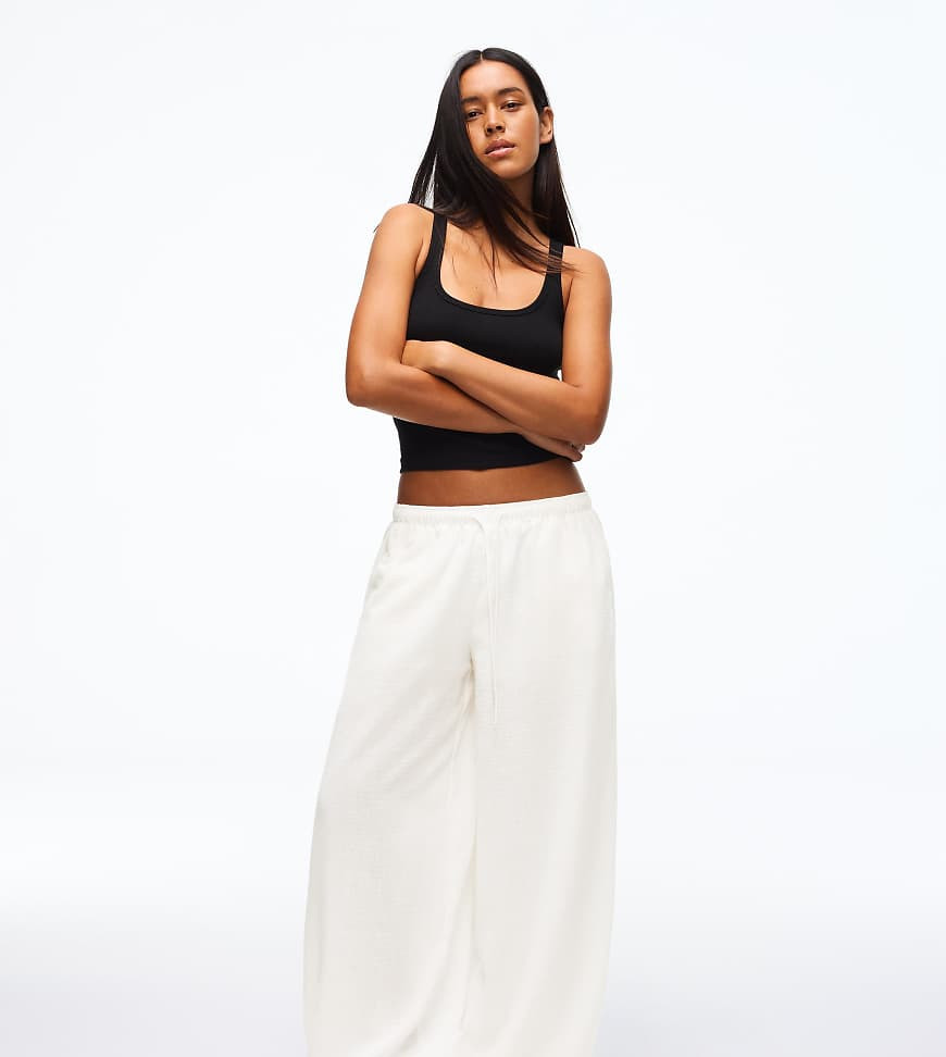 Bershka Tall - Pantaloni stile sarouel rustici bianchi-Bianco | ASOS (Global)