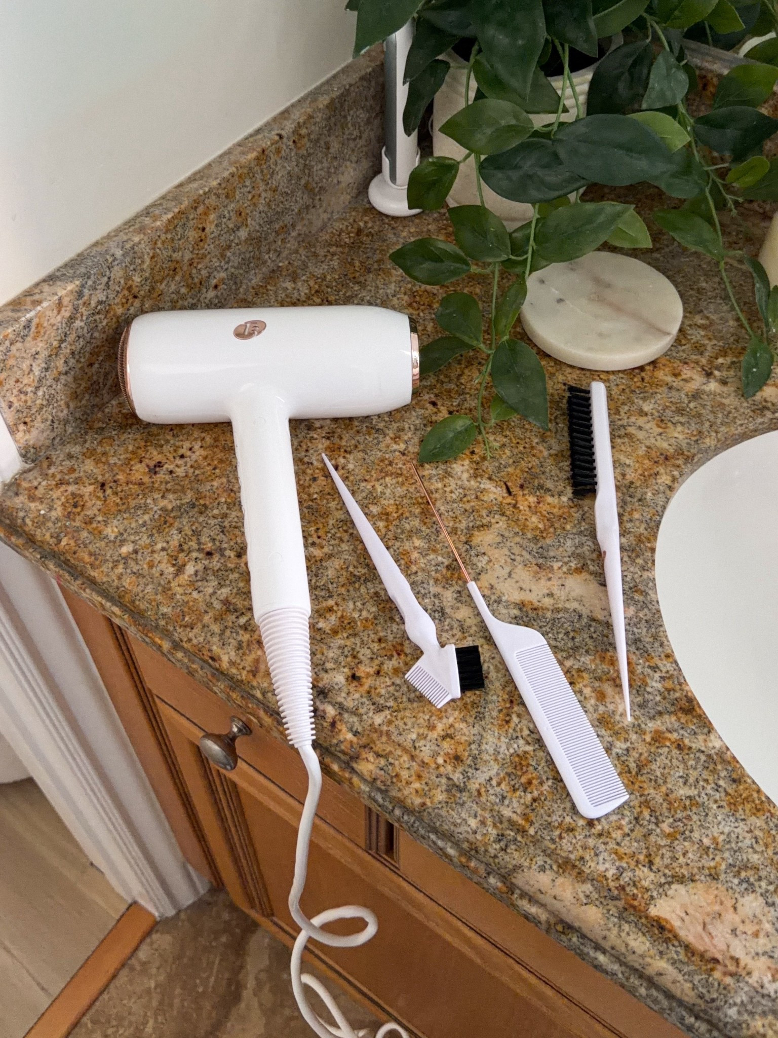 Hair tool favorites got an upgrade! Finally got a new Details set from T3 👱🏼‍♀️✨

#hair #grwm #beauty

#LTKmorningroutine #LTKselfcare #LTKgrwm