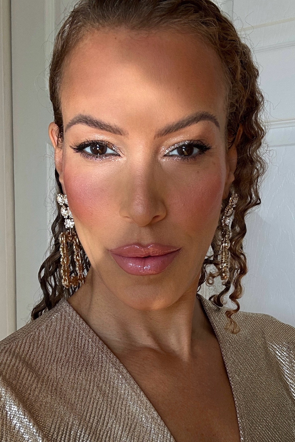 Holiday Glam colors

Urban Decay MOONDUST & Glitter liquid liner • Space Cowboy 

Patrick Ta blush • Just Enough

Tower 28 lip pencil • Pain My Number

Fenty lip gloss • Candy Soda

Charlotte Tilbury airbrush bronzer • #3 Dark