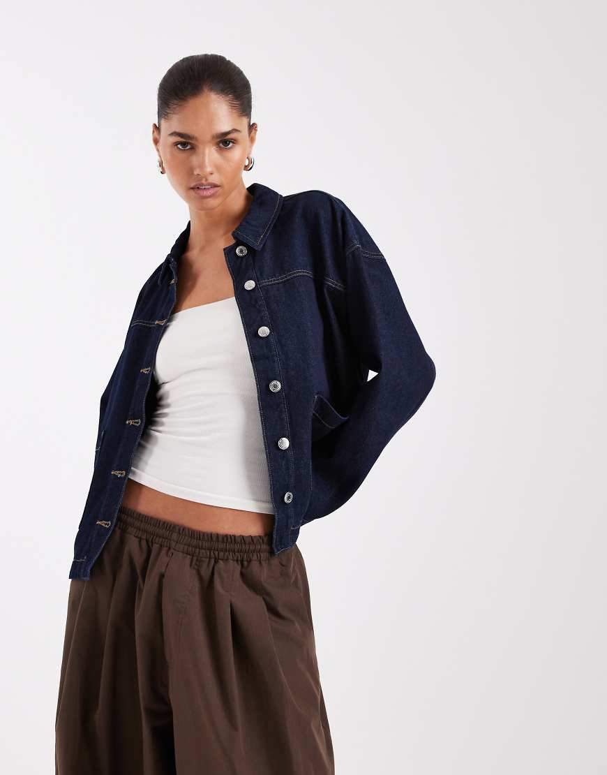 Vero Moda – Jeans-Hemdjacke in dunkelblauer Waschung mit Vordertaschen-Marineblau | ASOS (Global)