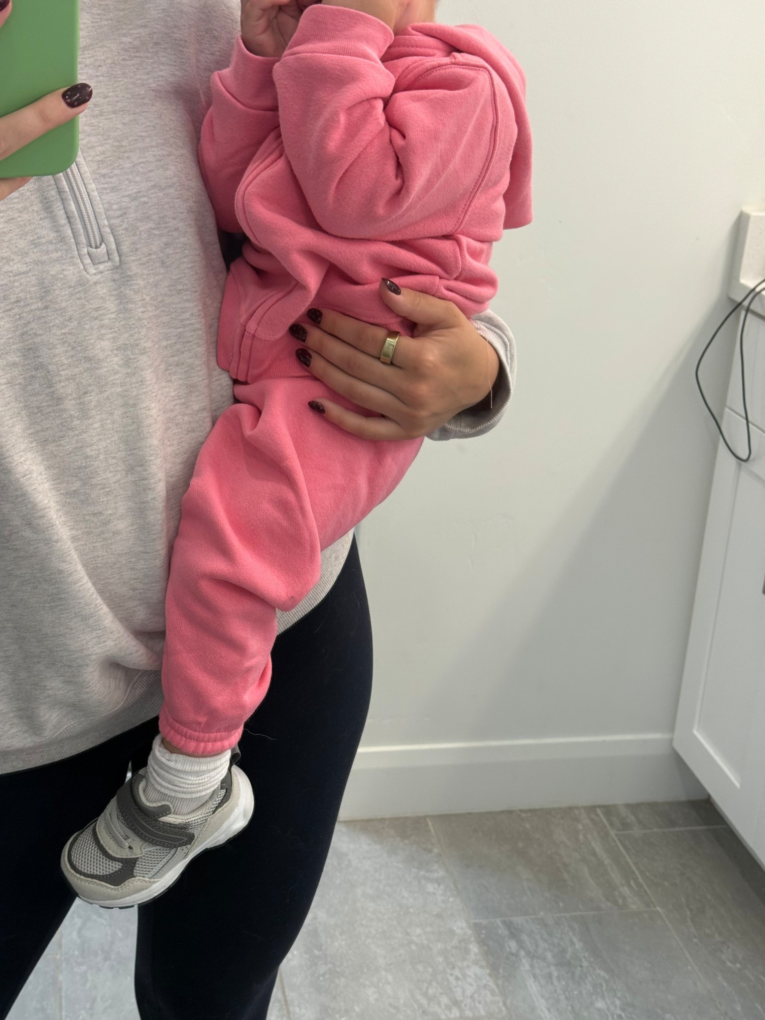 This toddler sweat set and dad shoes 🥹 