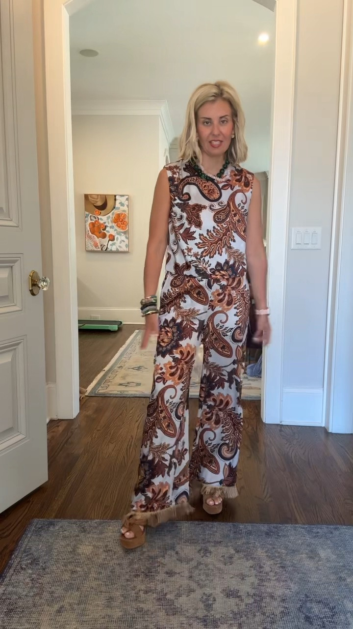 Another top option with the same pants. This would be so cute with white pants or jeans as well! 
Top - 0
Pants - 0
Heels - 8 tts 

*code Catherine20 at Allie +Bess

#LTKdayinmylife #LTKootd #LTKmomlife