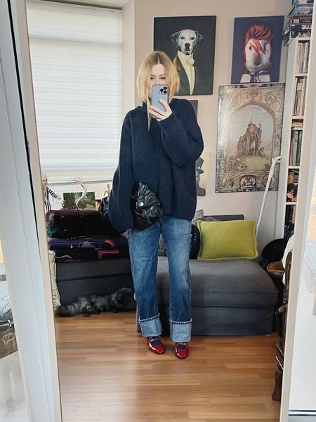 There is a pair of dark denim jeans with a wide cuff at Zara that I had my eye on, but I’m trying not to spend right now so I got a similar feel by cuffing my darker denim vintage Levi’s.
Jeans and clutch secondhand/vintage.
. 
#winterlook  #torontostylist #StyleOver40 #90svintage  #alexandermcqueen #secondhandFind #fashionstylist #slowfashion #aninebing #FashionOver40  #MumStyle #genX #genXStyle #shopSecondhand #genXInfluencer #genXblogger #secondhandDesigner #Over40Style #40PlusStyle #Stylish40


#LTKover40 #LTKstyletip #LTKfindsunder100