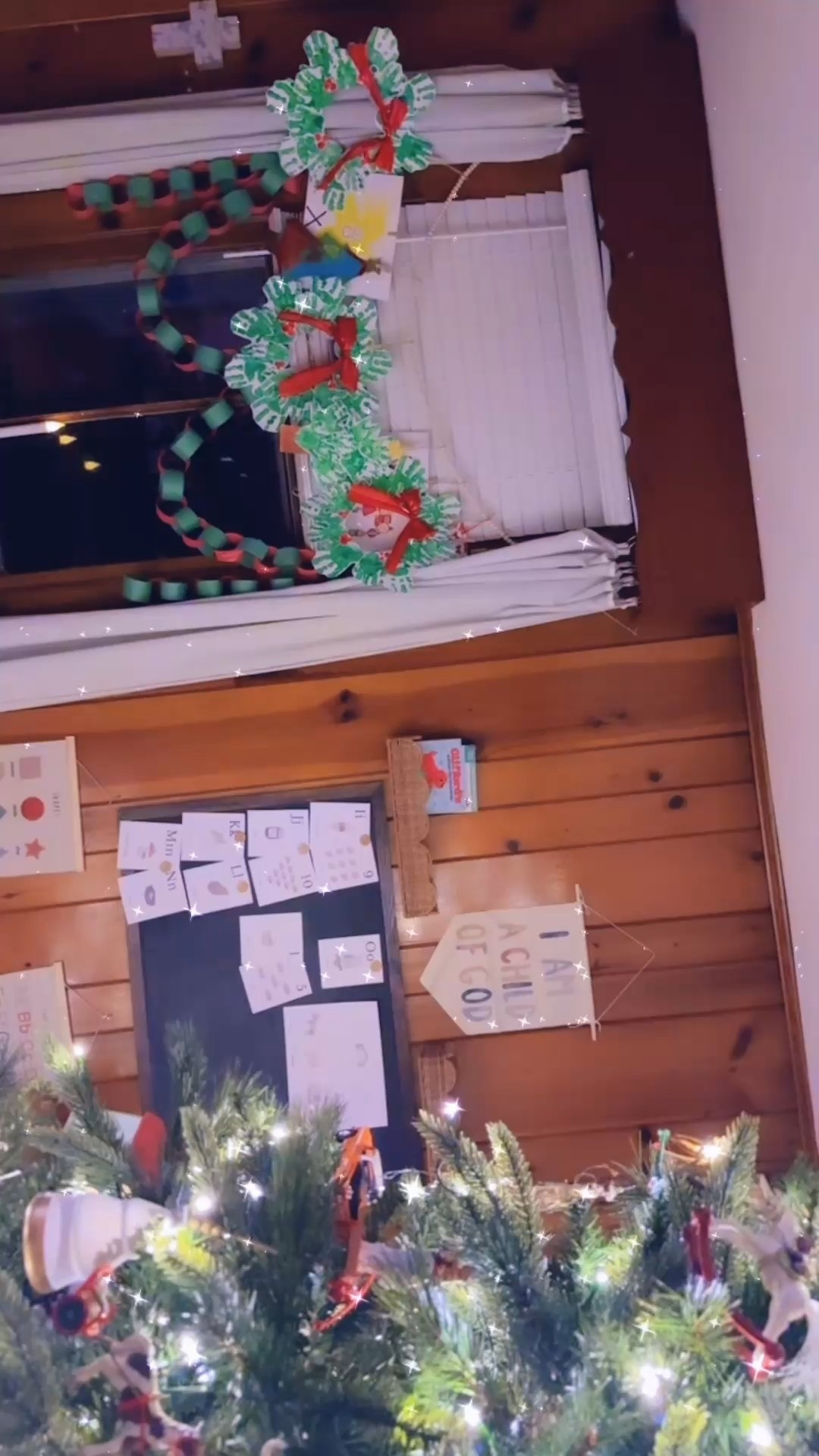 oh how I adore this sweet little view of the homeschool room at Christmastime 🎄✨🎨🖼️