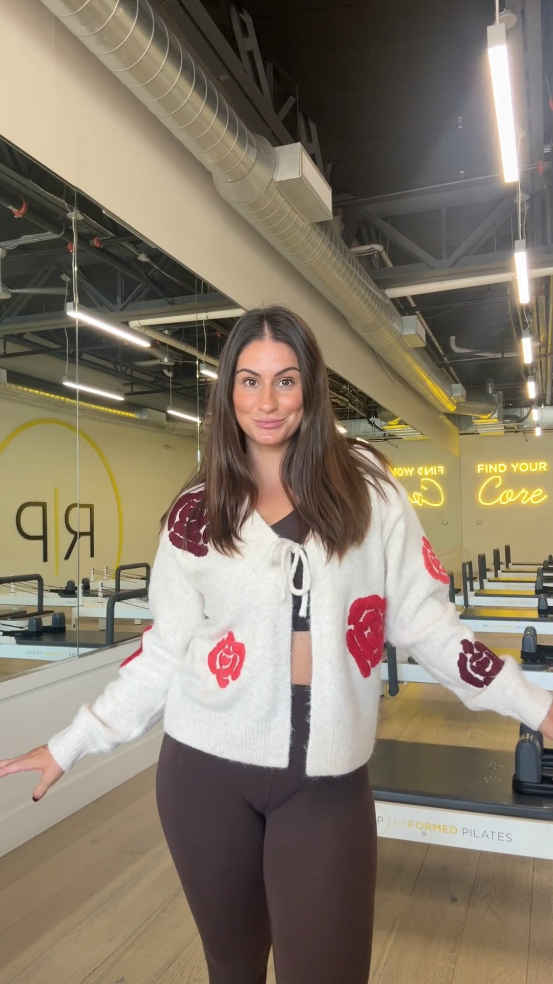 My newest fall sweater obsession 👏🏻

#LTKSeasonal #LTKFallSale #LTKStyleTip