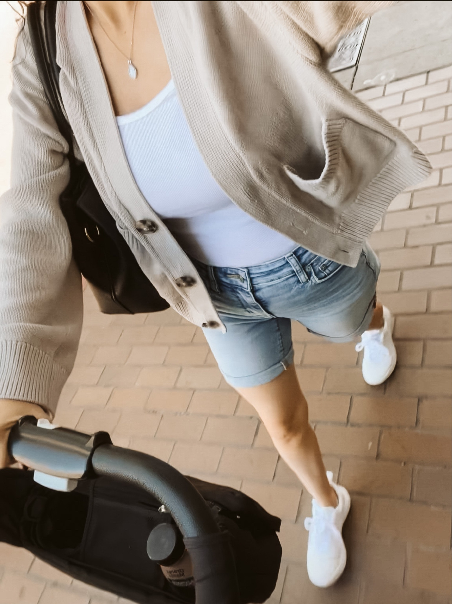 cute & comfortable farmers market mom ootd | #neutraloutfit #falltransitionaloutfit #farmersmarketoutfitinspo

#LTKstyletip