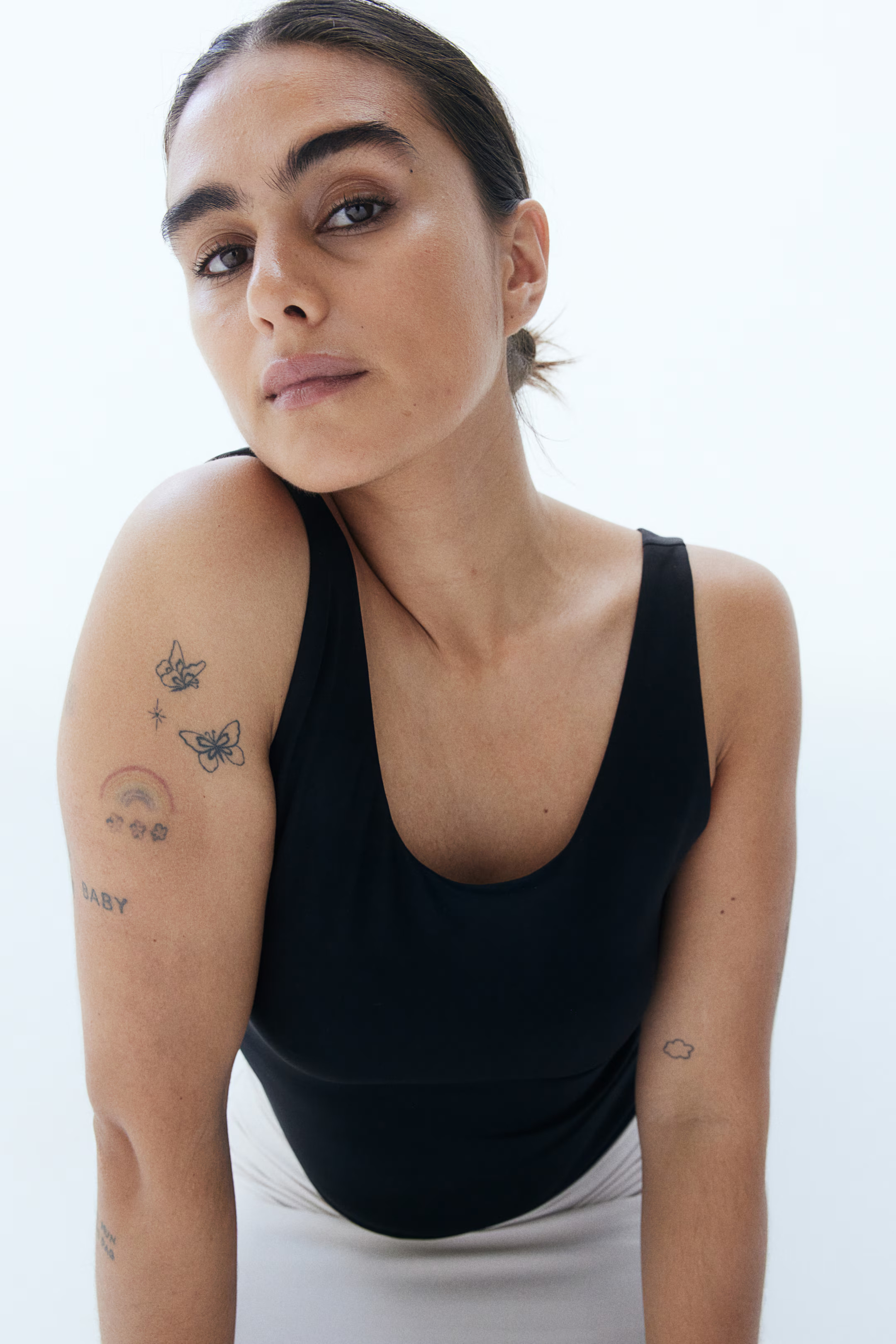 Top de tirantes en microfibra - Escote pronunciado - Sin mangas - Negro - MUJER | H&M ES | H&M (FR, IT, ES, PT, BE)