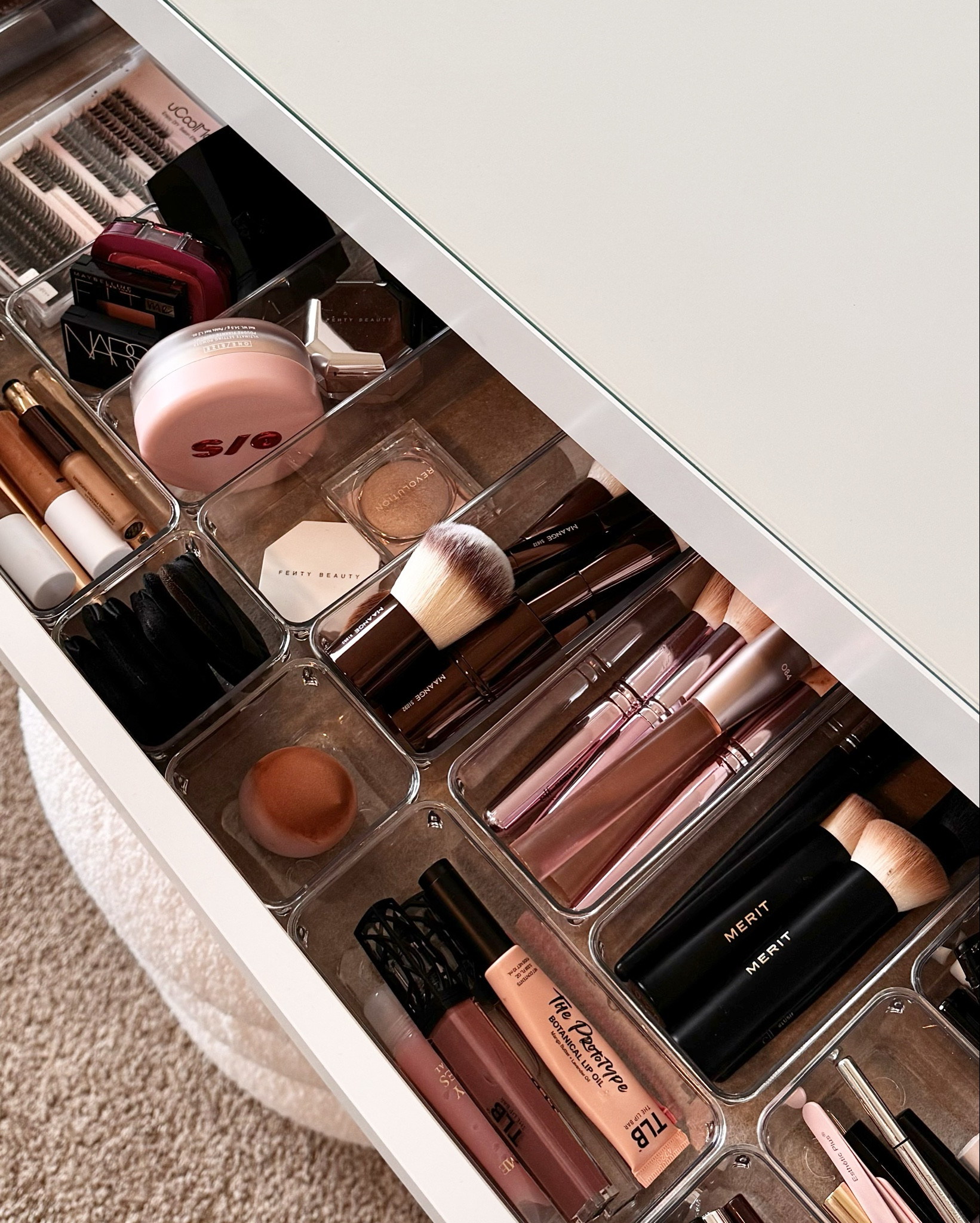 Finally organized my new vanity and I’m obsessed. Can’t wait to do my makeup now that everything is neatly organized! 🎀 

#vanity #makeup #organization #grwm 