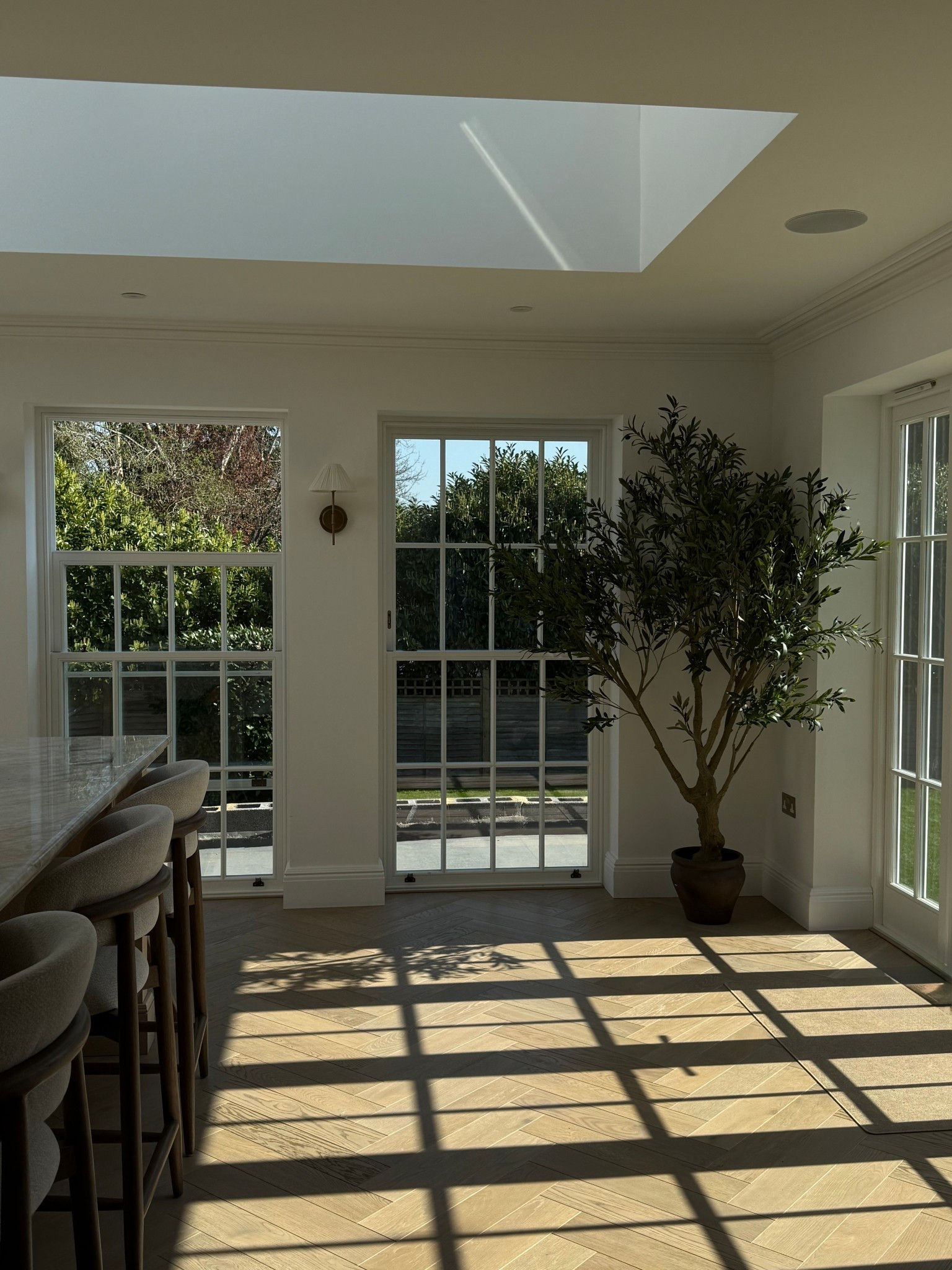 Faux olive tree is the latest addition to our kitchen! We ordered 210cm #olivetree #fauxtree