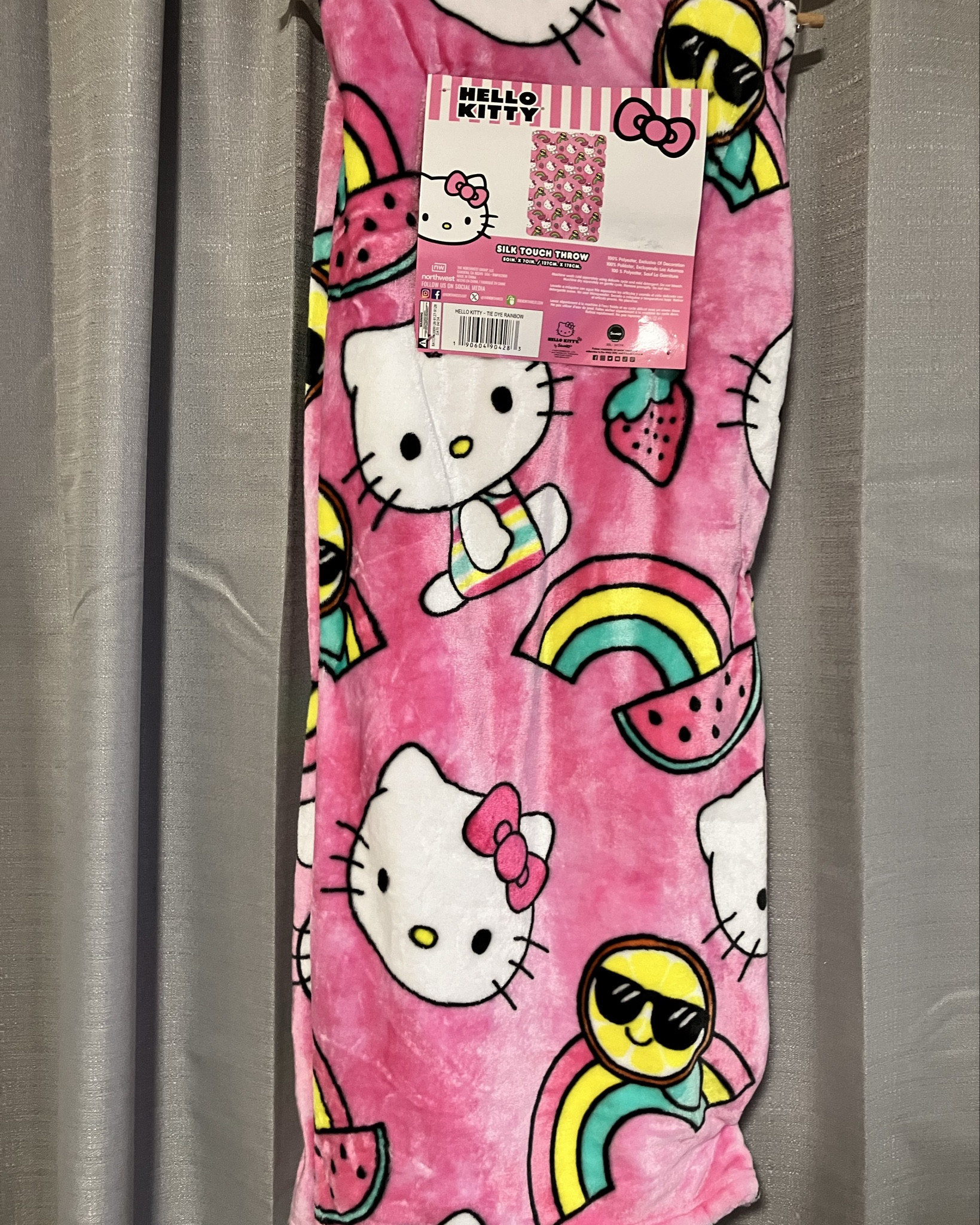 🌈The latest Hello Kitty blankets are adorable! They’re in stock (for now), so get it now 🎀 #hellokitty