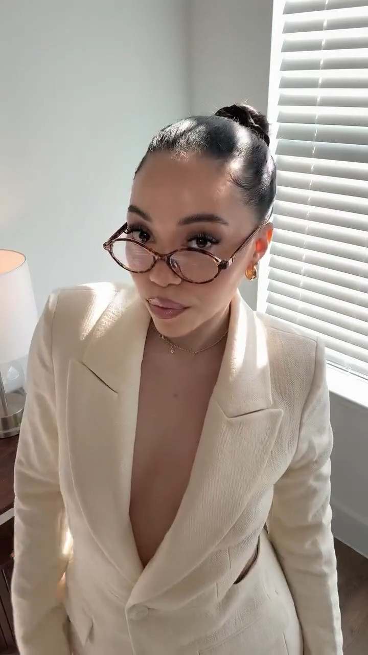 I instantly fell in love with this blazer + denim combo from @express. The blazer is sleek, structured, and so effortless — perfect for the office with a tank, or on its own when heading straight to happy hour with the girls. 💼✨🍸 @express 

#DressToExpress #gifted