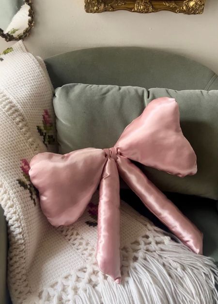 Bow pillow 🎀☁️
Home decor finds

#LTKhome