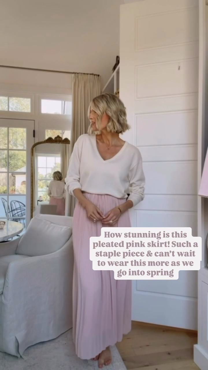 This pleated pink skirt is perfect for spring! You can style a skirt like this so many ways, & it’s currently on sale! Wearing XS in skirt! 

Loverly Grey, pleated skirt, pink skirt, spring staples, H&M sale 

#LTKSeasonal #LTKSaleAlert