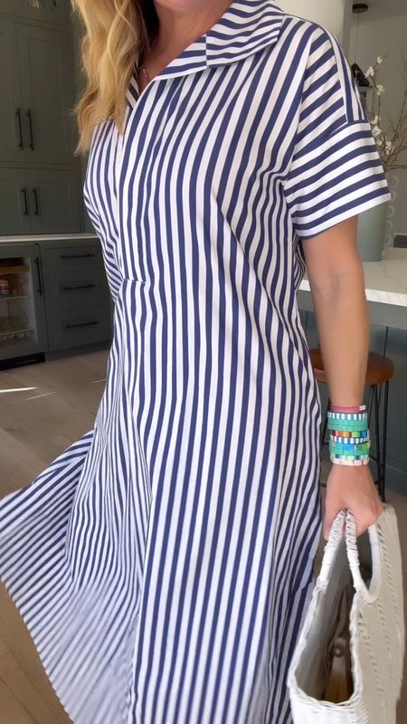 This @bananrepublic striped dress 💯💙
Wearing an XS/SM