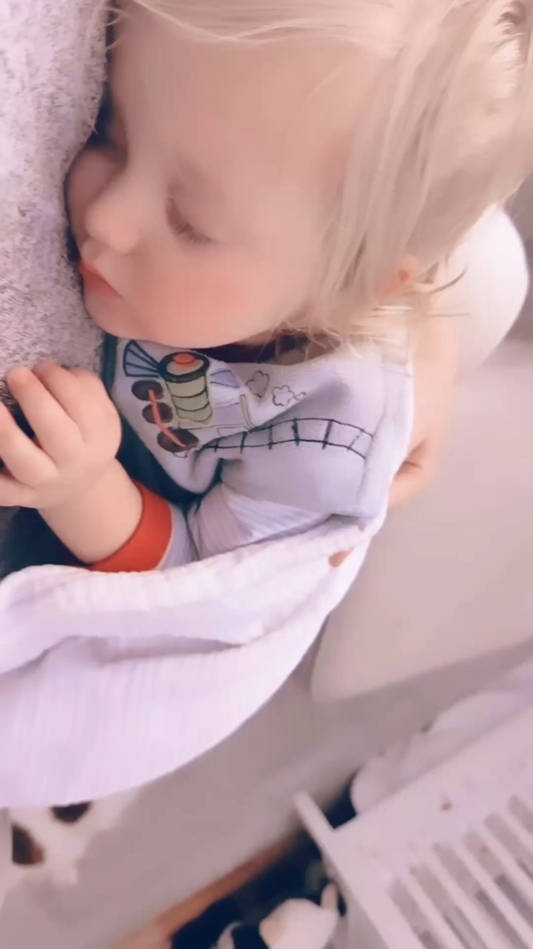 “Dada” is almost home from work 🏡 and off for the next 2 weeks!!! 🎄❤️ Yay yay yay for Christmas break and so much sweetness ahead!!! 🤭🎁🎉🛷