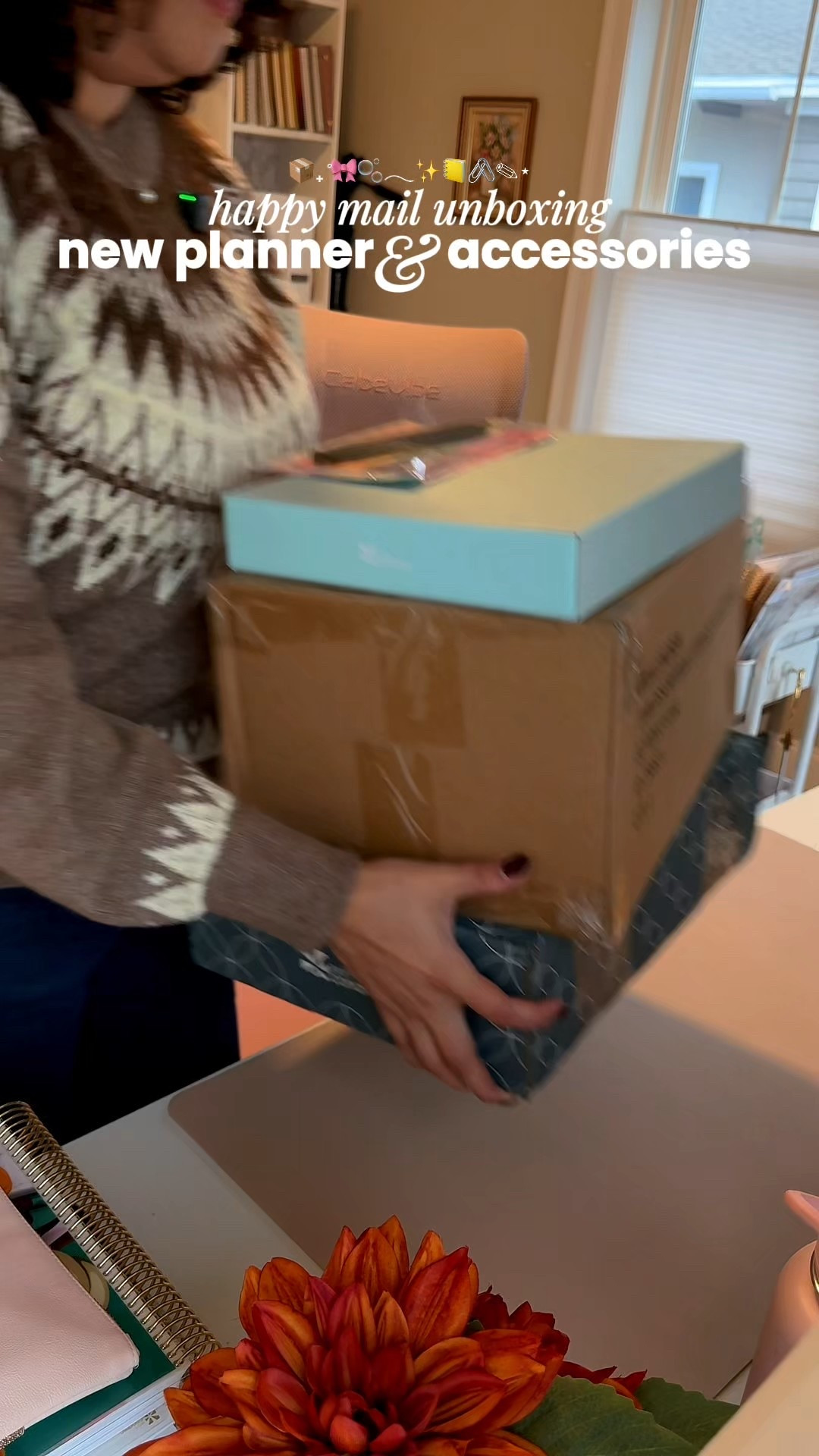 📦₊˚🎀 Unboxing happy mail! Sharing my latest @erincondren order and a bit of my 2026 planner line up. 

