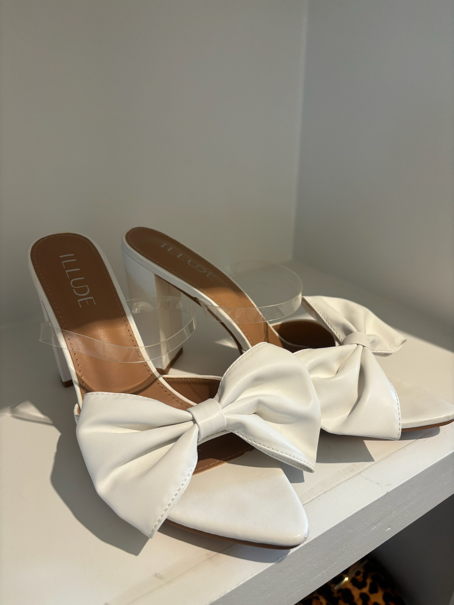 Chunky block heel with bow!

Pointed toe, open toe, sandal, slip on, mule, bridal, weddingg