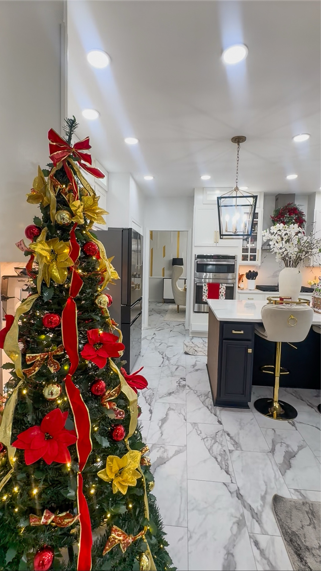 #AD As the holiday season rolls in, I love turning my home into something magical ✨ wreaths, garlands, twinkling lights, and all the cozy vibes. 💫🎄
But if you're like me, you know the struggle of nail holes, chipped paint, and last-minute patch jols. 😩
That's why I'm obsessed with 3M @Command Products from @Target
They make it so easy to hang, style, and switch up your holiday décor completely damage-free.
From wreaths on doors to garlands on mantels, these little hooks are truly a holiday must-have.
So go ahead,create your dream holiday home without the worry. @shop.LTK
#targetpartner #target #CommandBrand #TargetHome #HolidayDecor #liketkit
#DamageFreeDecor #liketk.it/xx #liketkit

#LTKFindsUnder50 #LTKHome #LTKHoliday