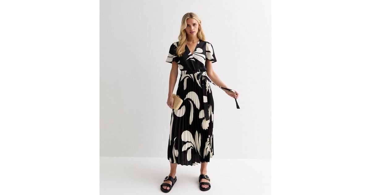 Petite Black Pleated Midi Dress | New Look | New Look (UK)