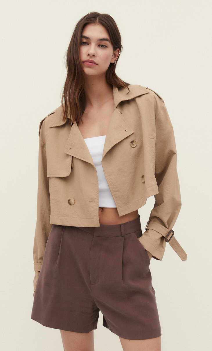 Short oversize trench coat with creased effect - Women's fashion | Stradivarius United Kingdom | Stradivarius (UK)