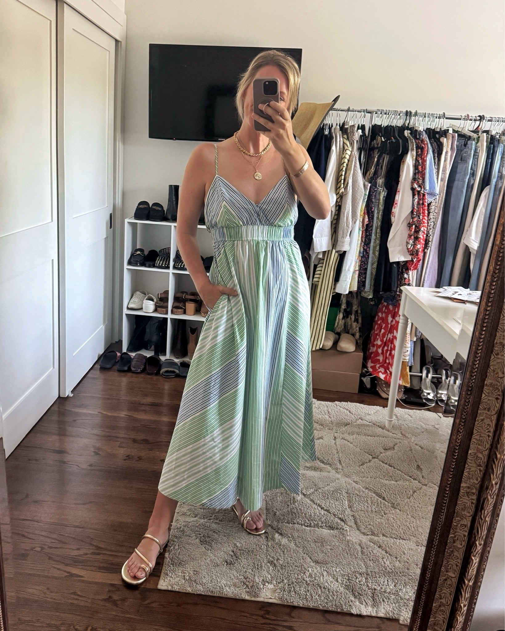 CUTE summer dress that’s under $40 with pockets and the prettiest cutout back. Also comes in a yellow and white version. #Walmart