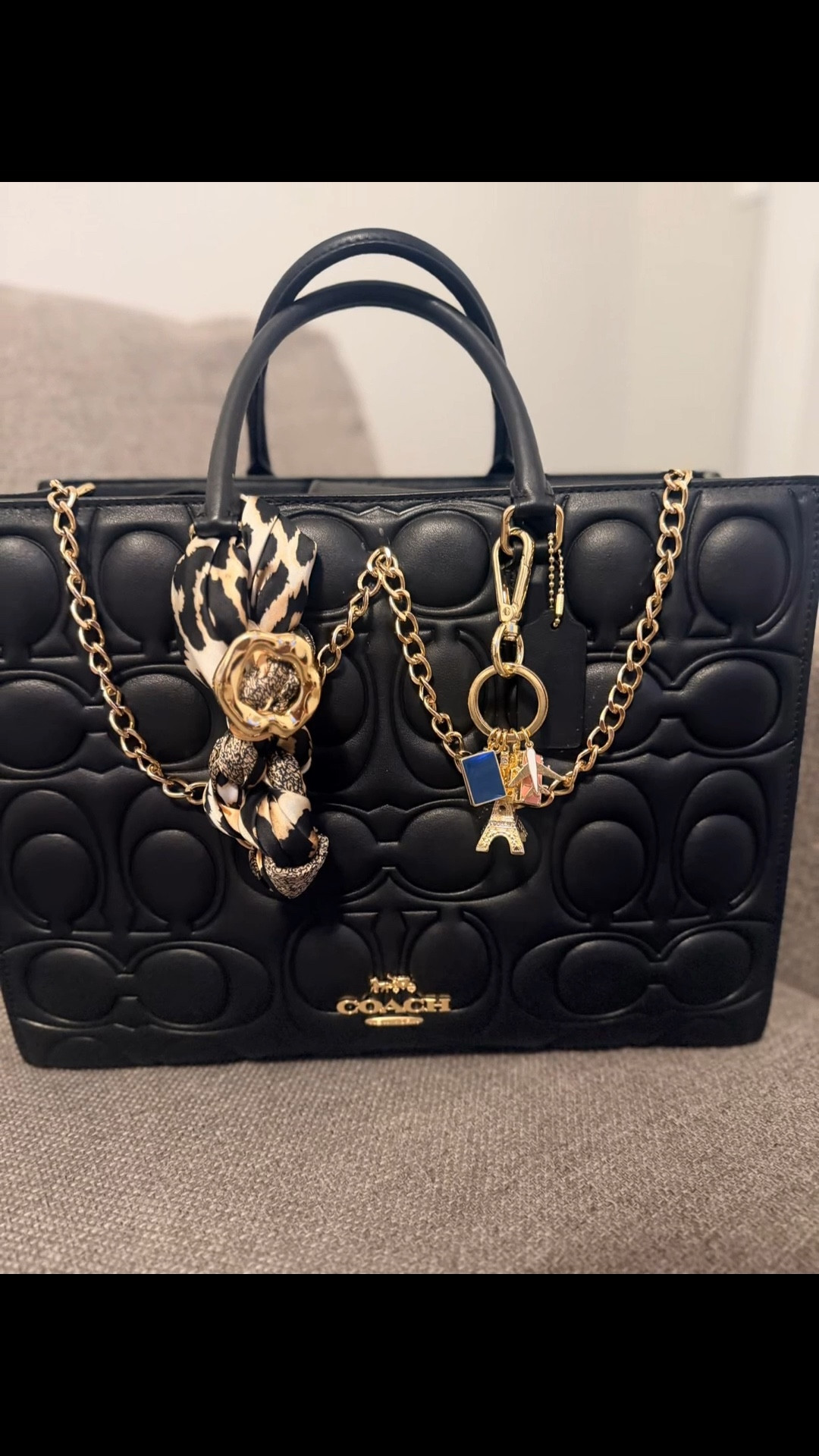 Oversized or compact—the Maggie puffy tote hits different either way. That quilted texture, that effortless flex. Available in large and small, because one size doesn’t fit all. #CoachBag #PuffyTote #LuxuryBag #ItBag #HandbagObsessed​​​​​​​​​​​​​​​​

#LTKValentine #LTKSaleAlert #LTKootd