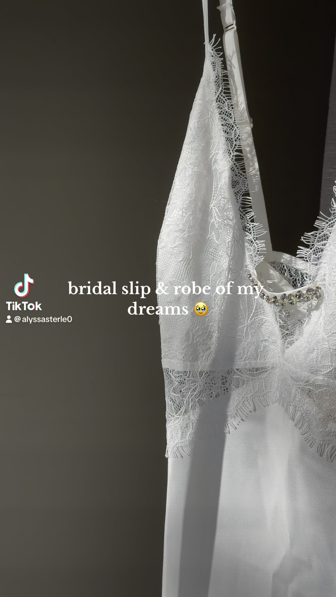 Bridal getting ready outfit is here and we love her 😭 quality is amazing and the detail is unreal 

Slip: therobe_ua  size M 
Robe: Etsy size M 