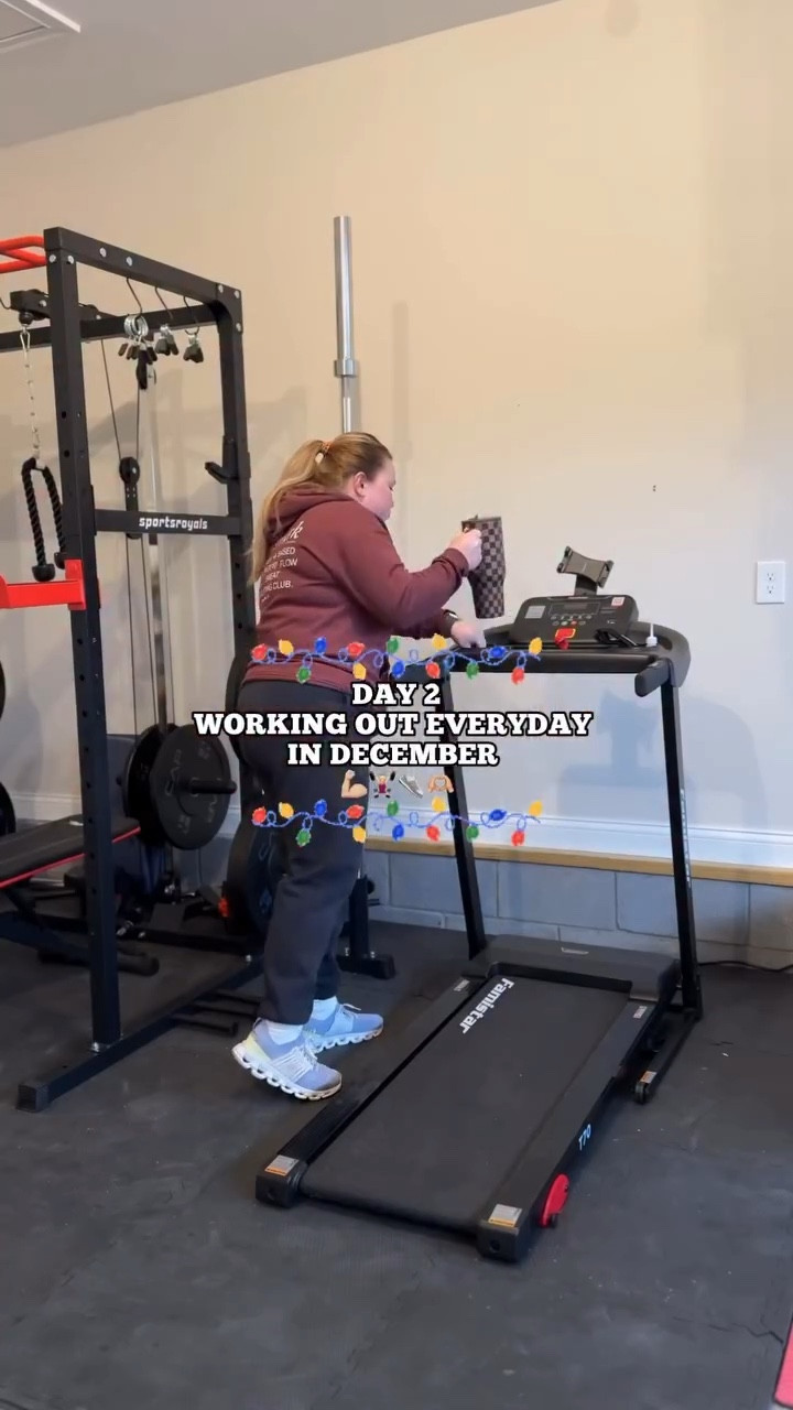 We were supposed to get snow and ice and barley got any, so I didn’t plan to make it to burn today. So we did a garage workout! I Haven’t done one of these in so long! I Already booked my burn for tomorrow 😂😂 have a great day friends!! #mom #workout #december #type1diabetes #gym