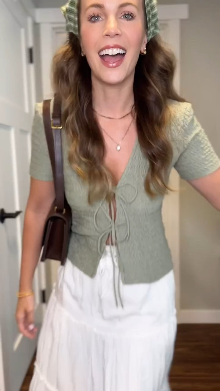 OOTD! What do we think?! Too much green or not enough 😏💚 

#springstyle #ootdfashion #styleinspiration #greenoutfit #whatiwore #whiteskirt #springoutfitideas
